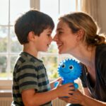 Mère européenne et jeune enfant avec autisme partageant un moment de complicité avec un jouet thérapeutique bleu