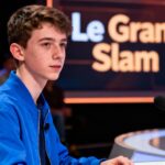 Jeune homme autiste en veste bleue vibrante concentré lors de l'émission Le Grand Slam