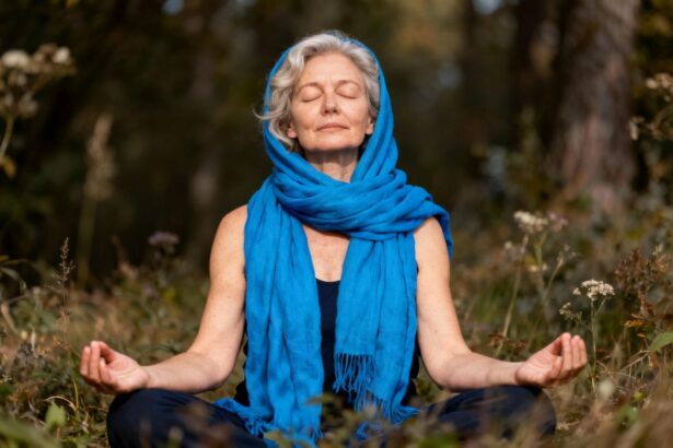 Femme d'âge mûr assise en nature avec écharpe bleue vive, yeux fermés dans un moment de paix intérieure