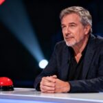 Émilien, candidat de 12 coups de midi, appuyant sur un buzzer rouge lors de l'émission