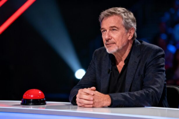 Émilien, candidat de 12 coups de midi, appuyant sur un buzzer rouge lors de l'émission