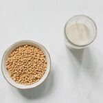 Bol de soja et lait végétal pour comparer protéines végétales et whey
