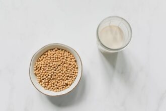 Bol de soja et lait végétal pour comparer protéines végétales et whey